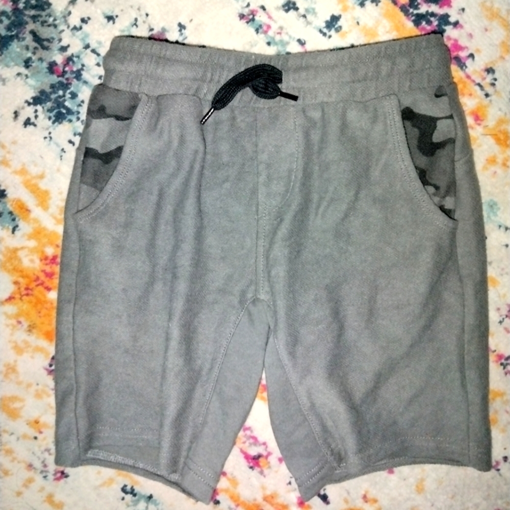 Target Art Class kid boy shorts camo size 6/7 EUC soft grey